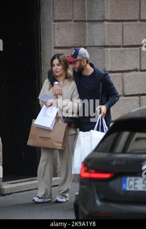 Milan, . 25th octobre 2022. Milan, 25-10-2022 Hakam Calhanoglu, turc de nationalité allemande, joueur d'INTER et de l'équipe nationale de TURQUIE, arrive dans le centre avec sa femme SINEM pour faire du shopping, puis entre une photo souvenir et l'autre avec les fans d'Inter ils entrent dans un café pour une collation rapide. Crédit : Agence photo indépendante/Alamy Live News Banque D'Images