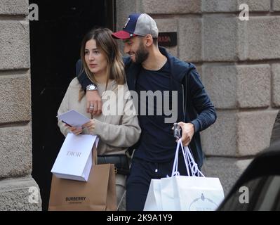 Milan, . 25th octobre 2022. Milan, 25-10-2022 Hakam Calhanoglu, turc de nationalité allemande, joueur d'INTER et de l'équipe nationale de TURQUIE, arrive dans le centre avec sa femme SINEM pour faire du shopping, puis entre une photo souvenir et l'autre avec les fans d'Inter ils entrent dans un café pour une collation rapide. Crédit : Agence photo indépendante/Alamy Live News Banque D'Images