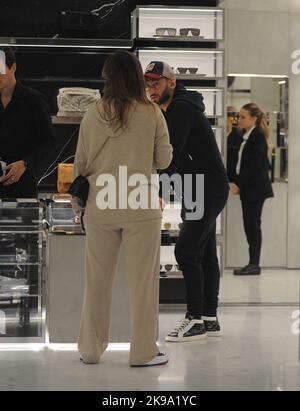 Milan, . 25th octobre 2022. Milan, 25-10-2022 Hakam Calhanoglu, turc de nationalité allemande, joueur d'INTER et de l'équipe nationale de TURQUIE, arrive dans le centre avec sa femme SINEM pour faire du shopping, puis entre une photo souvenir et l'autre avec les fans d'Inter ils entrent dans un café pour une collation rapide. Crédit : Agence photo indépendante/Alamy Live News Banque D'Images