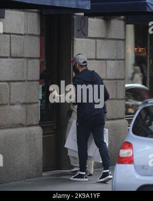 Milan, . 25th octobre 2022. Milan, 25-10-2022 Hakam Calhanoglu, turc de nationalité allemande, joueur d'INTER et de l'équipe nationale de TURQUIE, arrive dans le centre avec sa femme SINEM pour faire du shopping, puis entre une photo souvenir et l'autre avec les fans d'Inter ils entrent dans un café pour une collation rapide. Crédit : Agence photo indépendante/Alamy Live News Banque D'Images