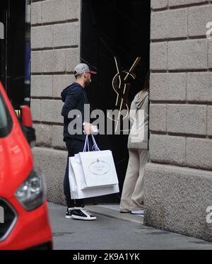 Milan, . 25th octobre 2022. Milan, 25-10-2022 Hakam Calhanoglu, turc de nationalité allemande, joueur d'INTER et de l'équipe nationale de TURQUIE, arrive dans le centre avec sa femme SINEM pour faire du shopping, puis entre une photo souvenir et l'autre avec les fans d'Inter ils entrent dans un café pour une collation rapide. Crédit : Agence photo indépendante/Alamy Live News Banque D'Images