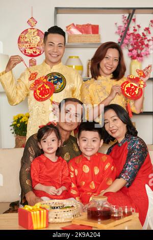 Portrait de la grande famille vietnamienne heureuse réunie pour célébrer Tet à la maison Banque D'Images