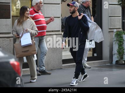 Milan, . 25th octobre 2022. Milan, 25-10-2022 Hakam Calhanoglu, turc de nationalité allemande, joueur d'INTER et de l'équipe nationale de TURQUIE, arrive dans le centre avec sa femme SINEM pour faire du shopping, puis entre une photo souvenir et l'autre avec les fans d'Inter ils entrent dans un café pour une collation rapide. Crédit : Agence photo indépendante/Alamy Live News Banque D'Images