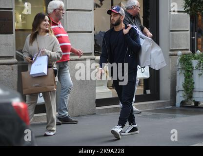 Milan, . 25th octobre 2022. Milan, 25-10-2022 Hakam Calhanoglu, turc de nationalité allemande, joueur d'INTER et de l'équipe nationale de TURQUIE, arrive dans le centre avec sa femme SINEM pour faire du shopping, puis entre une photo souvenir et l'autre avec les fans d'Inter ils entrent dans un café pour une collation rapide. Crédit : Agence photo indépendante/Alamy Live News Banque D'Images