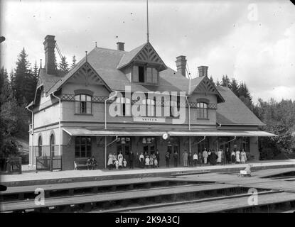 La gare a été construite en 1900. Le bâtiment de deux étages. La gare a été construite en 1900. Architecte Folke Zettervall. Lumière électrique 1921. La circulation publique est fermée en mai 1967. Stationshuset déchiré 1972 Banque D'Images
