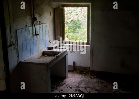 Vestige d'un évier de cuisine dans la ruine d'une maison abandonnée Banque D'Images