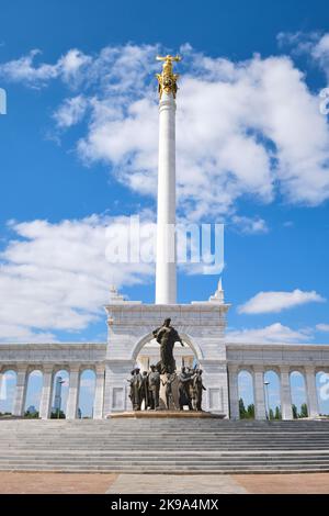 Vue verticale de la colonne blanche du Monument de l'indépendance sur la place de l'indépendance. À Astana, Nursultan, Kazakhstan. Banque D'Images