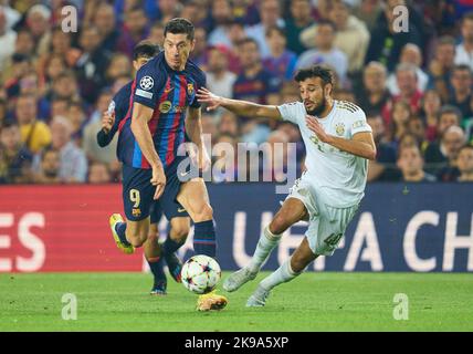 Barcelone, Espagne. 26 oct 2022 Robert Lewandowski, Barca 9 concurrence pour le ballon, lutte, duel, header, zweikampf, Action, lutte contre Noussair Matraoui, FCB 40 dans le match FC BARCELONE - FC BAYERN MUENCHEN 0-3 de football UEFA Champions League, groupe de stade, groupe C, jour du match, en saison 2022/2023 le 26 octobre 2022 à Barcelone, Espagne. Gruppenphase, FCB, München. © Peter Schatz / Alamy Live News Banque D'Images