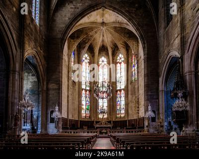 Intérieur, voûte nervurée et vitraux de la collégiale gothique Saint Etienne de Capestang, dans le sud de la France (Herault) Banque D'Images