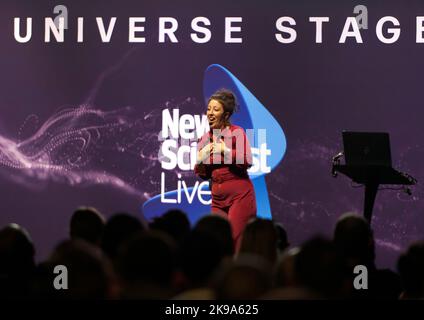 Emma Osborne parle des ondes gravitationnelles et comment leur détection commence maintenant à révéler des parties de l'univers précédemment cachées à nous, sur la scène de l'univers, à New Scientist Live 2022 Banque D'Images