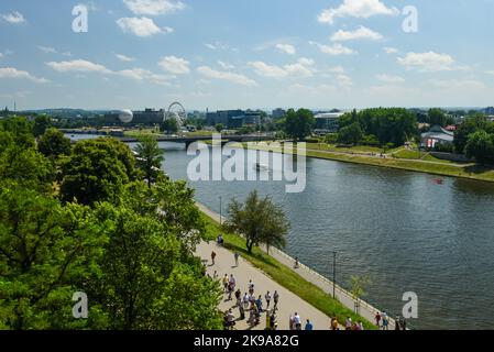 Vue aérienne depuis une grande hauteur sur une rivière large et un immense pont de la vieille ville de Cracovie, Pologne. 26 juillet 2022. Banque D'Images
