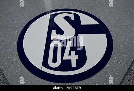 Gelsenkirchen, Allemagne. 27th octobre 2022. Logo de l'équipe de football Bundesliga Schalke 04 dans le Veltins Arena. Credit: Roberto Pfeil/dpa/Alay Live News Banque D'Images