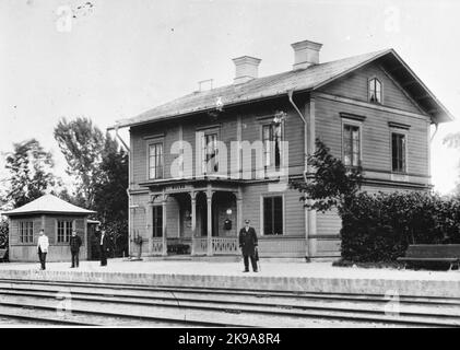 Station de Valbo vers 1900. Stationshuset construit en 1865 et agrandi en 1884. Maisons de Settleworks 1896-1897. De gauche à droite, plus tard, l'inspecteur de poste p.g. Åsbrink, Hammarberg, inconnu et inspecteur de station Blomqvist. Banque D'Images