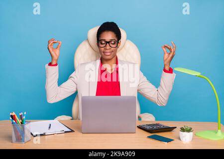 Photo de calme paisible personne yeux fermés mains doigts méditer om isolé sur fond bleu Banque D'Images