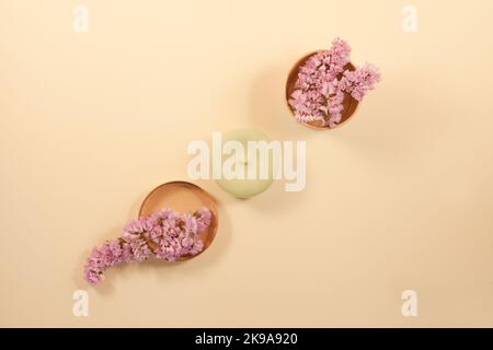 shampooing plein avec fleurs roses séchées. Bar écologique sur fond clair. Soins capillaires taille zéro Banque D'Images