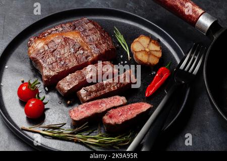 Steak de bœuf à la ribeye grillé aux herbes et aux épices Banque D'Images