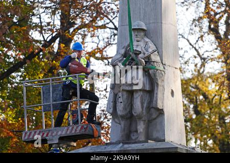 Le Monument de reconnaissance de l'Armée rouge a été démantelé à Glubczyce, en Pologne, au 26 octobre 2022. C'est la prochaine étape de la décommunisation de l'espace public, le Banque D'Images