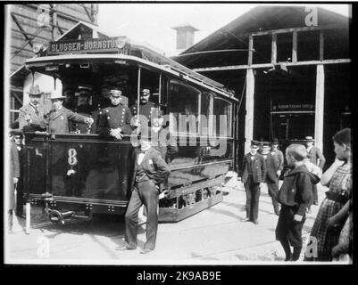 La compagnie de tramway du sud de Stockholm, SSB A1 8, dont le personnel se trouve à l'extérieur du hall des tramways. Banque D'Images