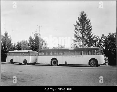 Volvo B 532 avec remorque personnelle attelée. Comté de Stockholm Omquarteuss AB, SLO (Stockholm-Roslagen Railway, SRJ). Banque D'Images