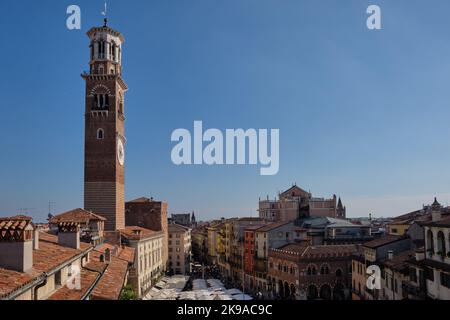 La place du marché vue sur la Piazza delle Erbe et la tour de Vérone, Italie Banque D'Images