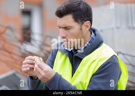 un constructeur préparant une cigarette Banque D'Images