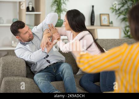 couple ayant combat dans la thérapie ou le conseil de mariage Banque D'Images