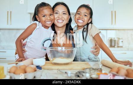 Pâtisserie, mère et enfants dans la cuisine, heureux et sourire ensemble, collage et développement de l'enfant. Portrait, mama et les filles apprennent les compétences, l'amour et Banque D'Images
