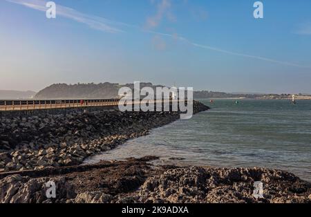 L'historique Mount Batten Breakwater, dans Plymouth Sound. Au loin de l'île Drake et du parc national Mount Edgcumbe. Banque D'Images