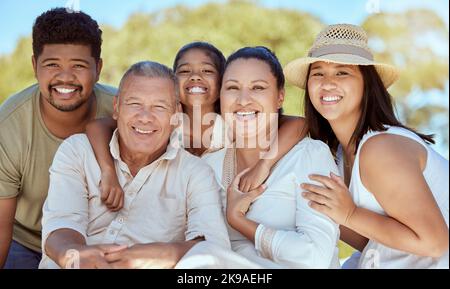 Grande famille, parents et enfants se liant ensemble à l'extérieur dans un parc naturel avec un sourire. Portrait des grands-parents, du mama et des enfants qui passent du temps de qualité Banque D'Images