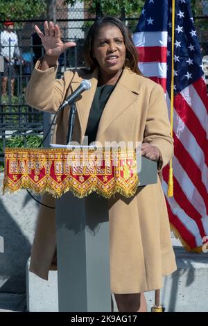 Letitia James, procureur général de l'État de New York, a pris la parole avec passion lors d'une célébration de Diwali à Jackson Heights, Queens, New York. Banque D'Images