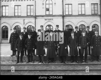 Personnel à la station. La gare de Visby a été construite en 1878. Le nouveau magazine a été construit en 1912. Maison de gare de deux étages en pierre. Rälsbussgarage avec quatre portes a été construit en 1945. Banque D'Images