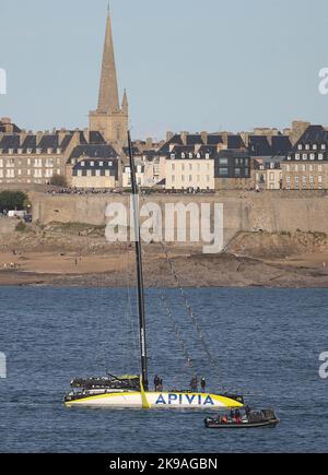 Saint-Malo, France. 26/10/2022, IMOCA APIVIA Skipper Charlie Dalin pendant la route du Rhum-destination Guadeloupe 2022, course transatlantique solo, Saint-Malo - Guadeloupe (6 562 kilomètres) sur 26 octobre 2022 à Saint-Malo, France. Photo de Laurent Lairys/ABACAPRESS.COM Banque D'Images