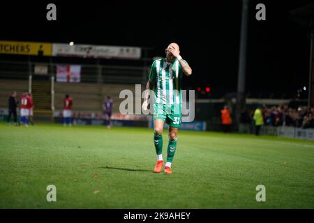 Yeovil Town / Aldershot Town Vanarame National League . Le capitaine de Yeovil Josh Staunton avec sa tête entre les mains après un autre mauvais résultat pour Yeovil Banque D'Images