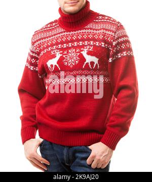 Jeune homme portant un chandail à col roulé de Noël tricoté rouge de conception traditionnelle avec ornement d'orignal ou d'élan (appelé sueur laid) sur un fond blanc Banque D'Images