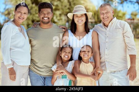 Nature, été et portrait de grande famille dans le parc pour le plaisir, le collage et la qualité du temps ensemble à l'extérieur. Divers grands-parents, parents et enfants Banque D'Images