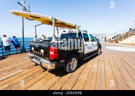 Pick-up de patrouille à port hybride Silverado de Chevrolet avec planches de surf. Jetée de Santa Monica, Californie, États-Unis Banque D'Images