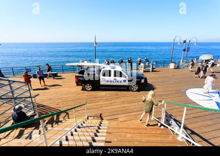 Pick-up de patrouille à port hybride Silverado de Chevrolet avec planches de surf. Jetée de Santa Monica, Californie, États-Unis Banque D'Images