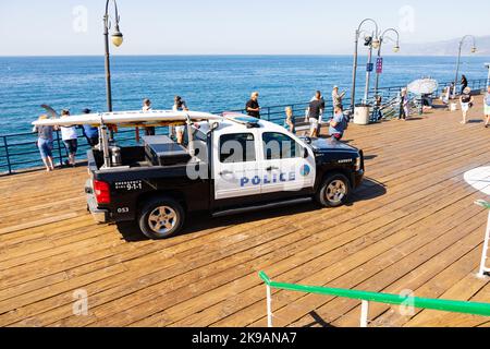 Pick-up de patrouille à port hybride Silverado de Chevrolet avec planches de surf. Jetée de Santa Monica, Californie, États-Unis Banque D'Images