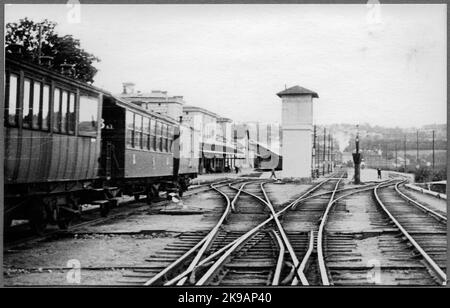 Plus récemment, le chemin de fer de l'État, SJ BO7 2812, a été reconstruit en 1930, passant du wagon royal au wagon d'arpentage. Par la suite, un peu C4 est appelé cage de lion et à la fin de la ligne une remorque Litt E1C du modèle 1902. Banque D'Images