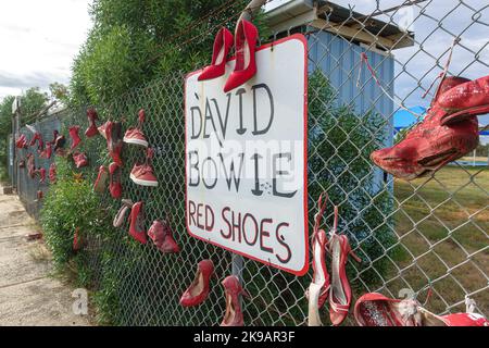 Le mémorial David Bowie Red Shoes / œuvres d'art sur une clôture à la piscine de Carinda, Nouvelle-Galles du Sud Banque D'Images