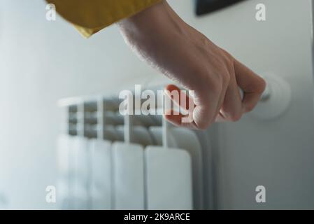 Thermostat femelle à réglage manuel pour activer le chauffage du radiateur à la maison. Banque D'Images