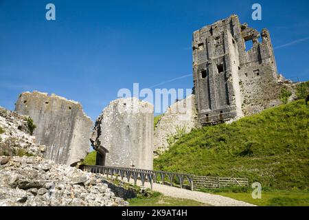 Château de Corfe où le donjon et la tour sont des ruines et des vestiges, lors d'une belle journée d'été avec soleil et ciel bleu / ciel clair ensoleillé. Dorset. ROYAUME-UNI. (64) Banque D'Images