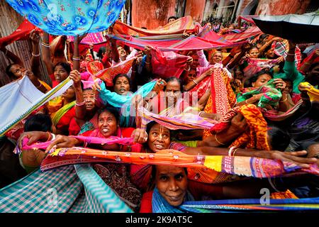 Kolkata, Inde. 26th octobre 2022. Les adeptes hindous collectent des offres de choix du temple de Madanmohan (Lord Krishna) pendant le festival. Annakut ou Govardhan Puja est un festival hindou dans lequel les dévotés préparent et offrent une grande variété de nourriture végétarienne à Lord Krishna comme un signe de gratitude pour les avoir sauvé des inondations comme d'après la mythologie hindoue. Crédit : SOPA Images Limited/Alamy Live News Banque D'Images