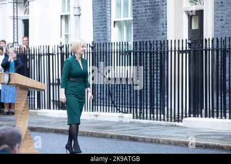 Liz Truss quitte le Lecturn à Downing Street, Londres Banque D'Images