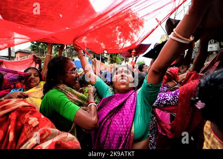 Kolkata, Inde. 26th octobre 2022. Les adeptes hindous collectent des offres de choix du temple de Madanmohan (Lord Krishna) pendant le festival. Annakut ou Govardhan Puja est un festival hindou dans lequel les dévotés préparent et offrent une grande variété de nourriture végétarienne à Lord Krishna comme un signe de gratitude pour les avoir sauvé des inondations comme d'après la mythologie hindoue. (Photo par Avishek Das/SOPA Images/Sipa USA) crédit: SIPA USA/Alay Live News Banque D'Images