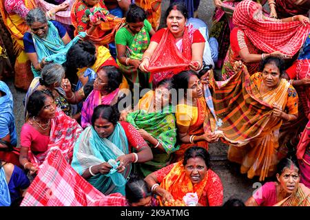 Kolkata, Inde. 26th octobre 2022. Les adeptes hindous collectent des offres de choix du temple de Madanmohan (Lord Krishna) pendant le festival. Annakut ou Govardhan Puja est un festival hindou dans lequel les dévotés préparent et offrent une grande variété de nourriture végétarienne à Lord Krishna comme un signe de gratitude pour les avoir sauvé des inondations comme d'après la mythologie hindoue. (Photo par Avishek Das/SOPA Images/Sipa USA) crédit: SIPA USA/Alay Live News Banque D'Images