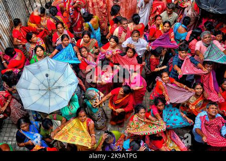 Kolkata, Inde. 26th octobre 2022. Les adeptes hindous collectent des offres de choix du temple de Madanmohan (Lord Krishna) pendant le festival. Annakut ou Govardhan Puja est un festival hindou dans lequel les dévotés préparent et offrent une grande variété de nourriture végétarienne à Lord Krishna comme un signe de gratitude pour les avoir sauvé des inondations comme d'après la mythologie hindoue. (Photo par Avishek Das/SOPA Images/Sipa USA) crédit: SIPA USA/Alay Live News Banque D'Images