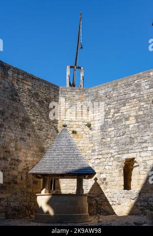 Le puits d'eau à l'intérieur de Castelnaud-la-Chapelle, château de Château du 13th siècle sur la Dordogne, France Banque D'Images