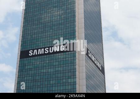 Pologne, Warszawa - 05 juin 2021 : signe Samsung. Le panneau de Samsung est situé dans un bâtiment de grande hauteur. Banque D'Images