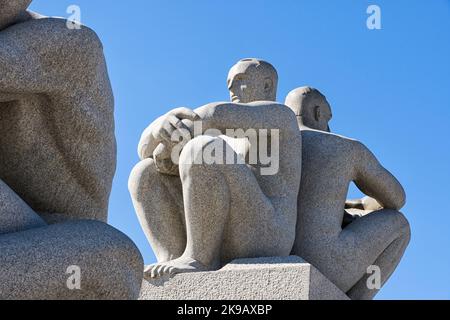 Deux hommes, célèbres sculptures en granit, parc de sculptures de Vigeland, installation de Vigeland, Vigelandpark, Frogner Park, Oslo, Norvège Banque D'Images